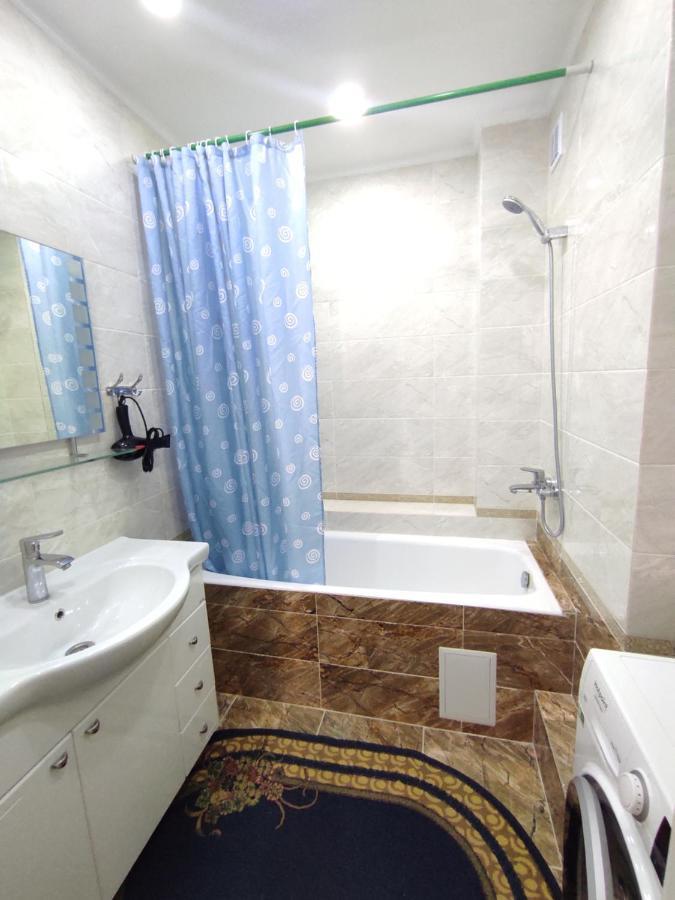 Prestigious Apartment In ビシュケク エクステリア 写真
