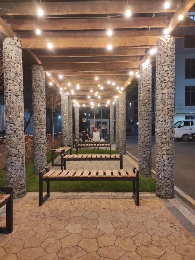Prestigious Apartment In ビシュケク エクステリア 写真